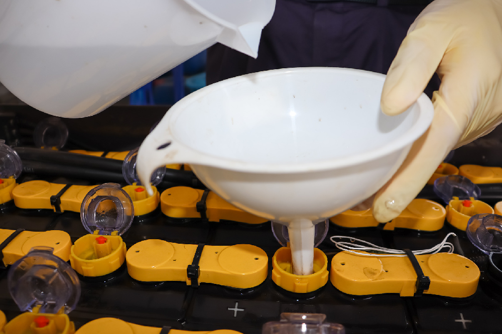 電瓶水加太滿了會有什么后果？如何避免加水不均衡問題？